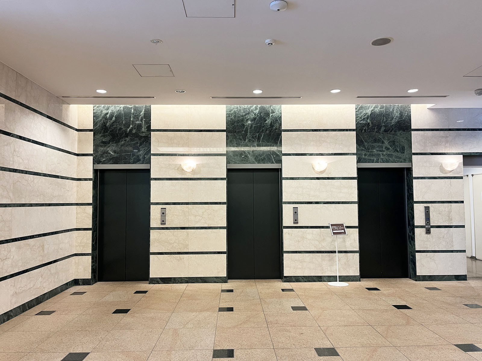 エレベーター(3基)