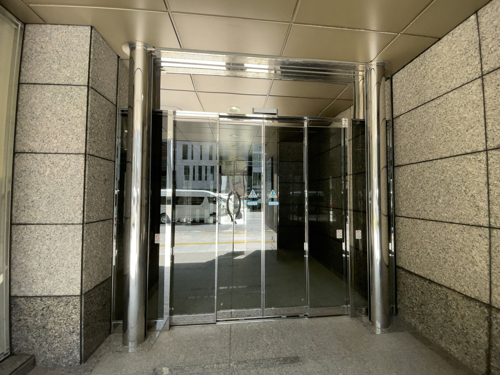 オフィスビル出入口