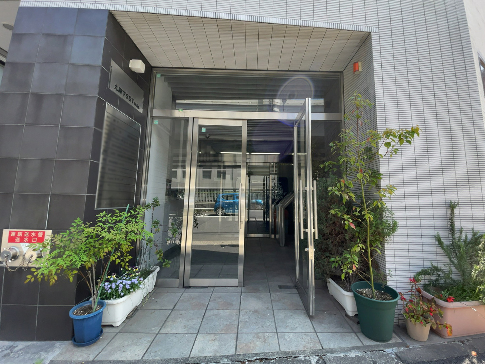 オフィスビル出入口