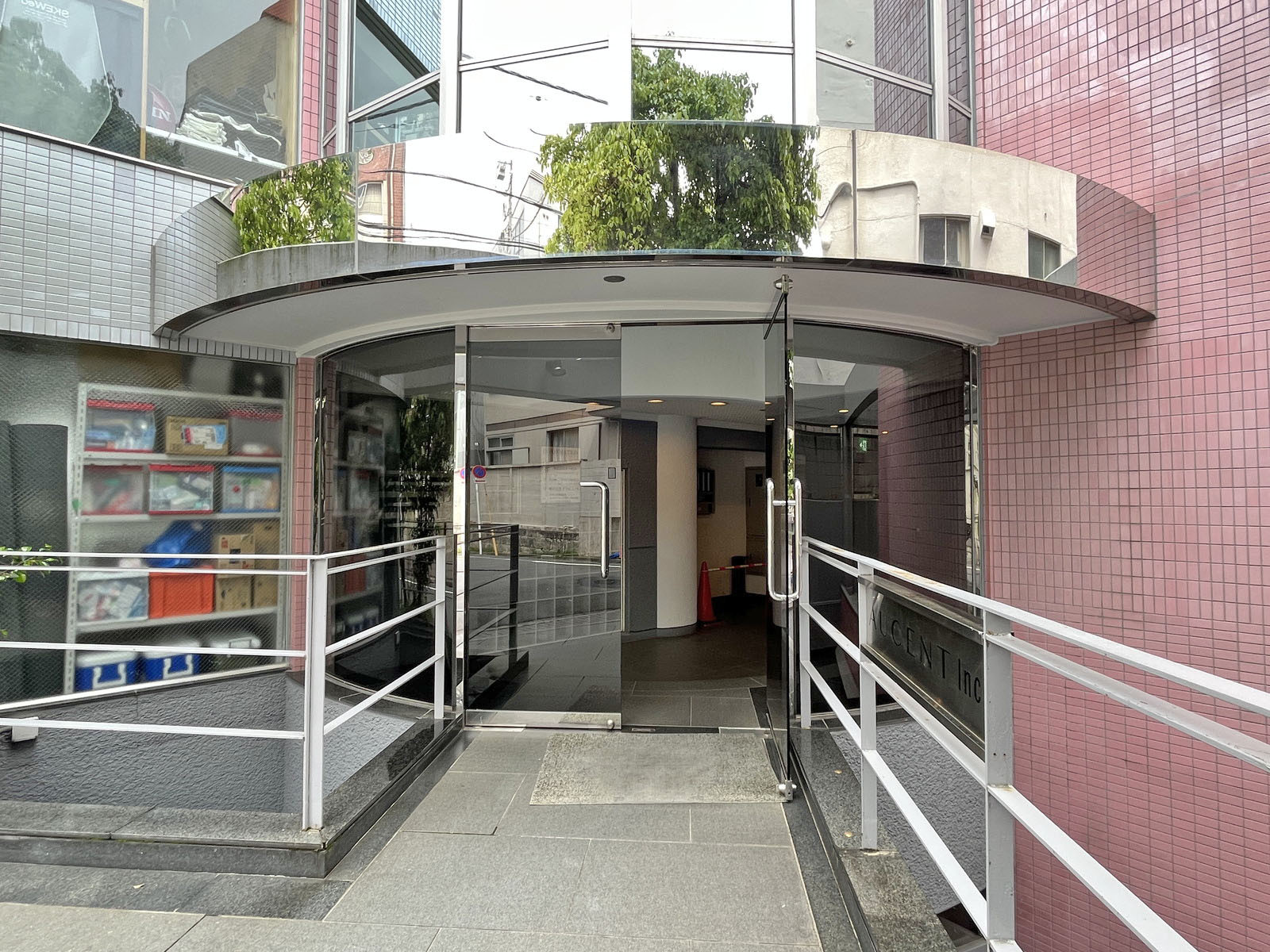 オフィスビル出入口
