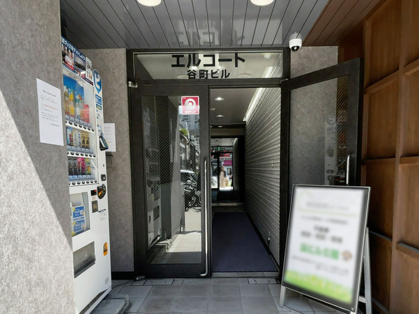 オフィスビル出入口