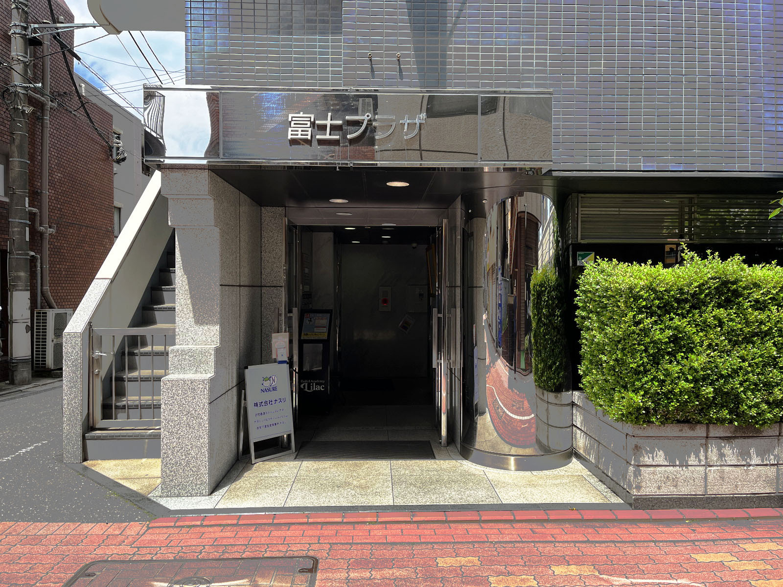 オフィスビル出入口
