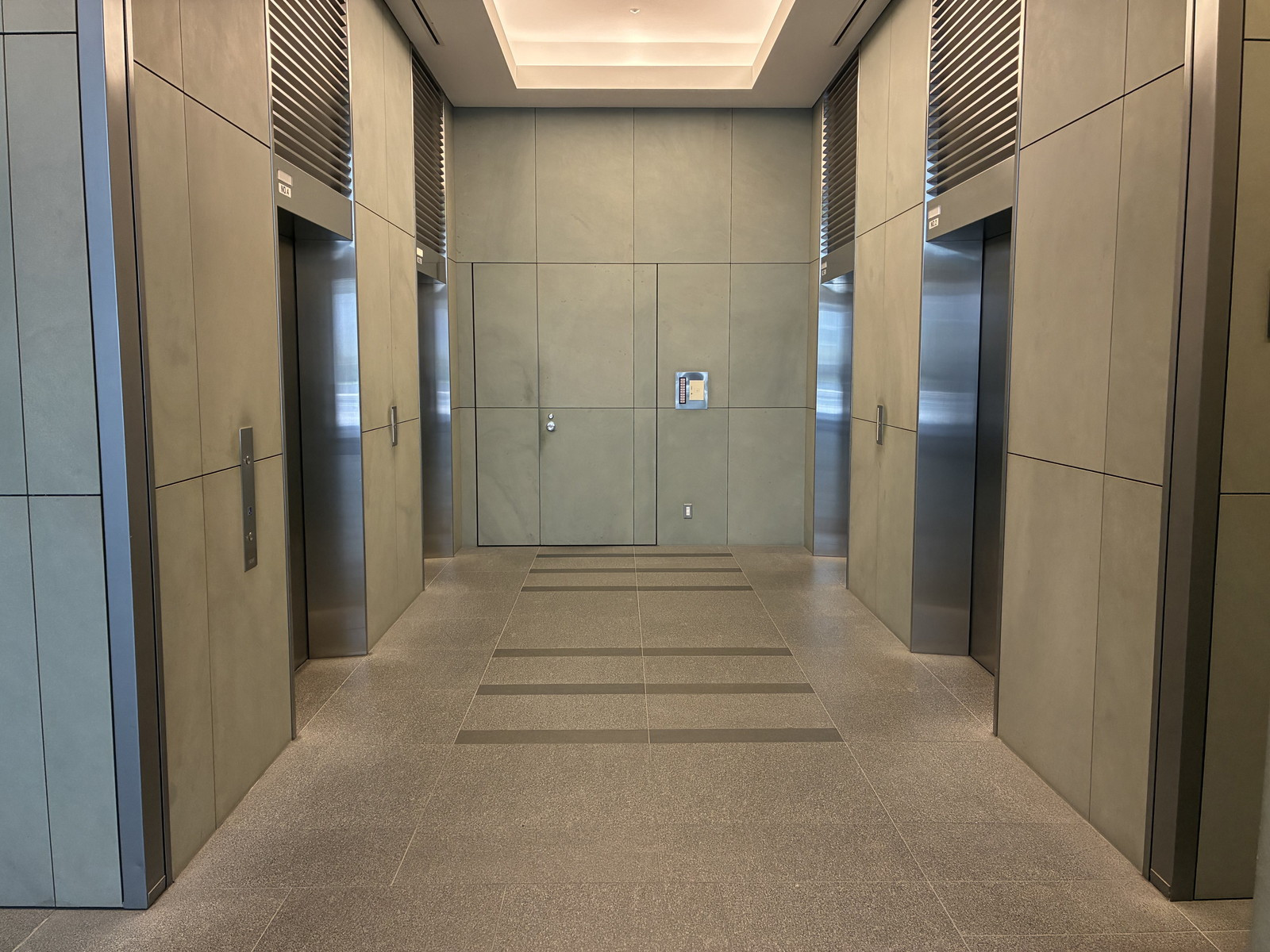 エレベーター(乗用4基)