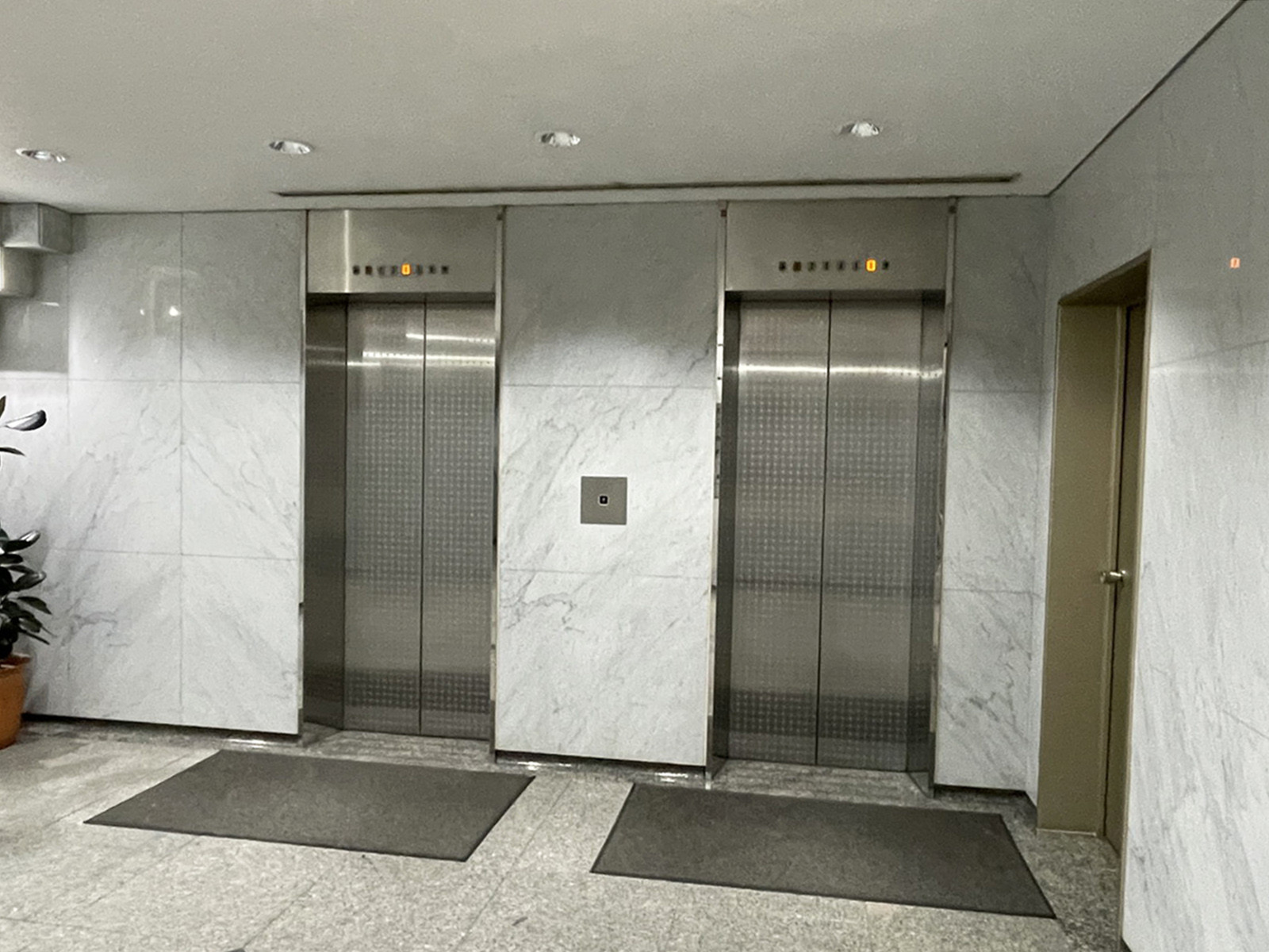 エレベーター(2基)
