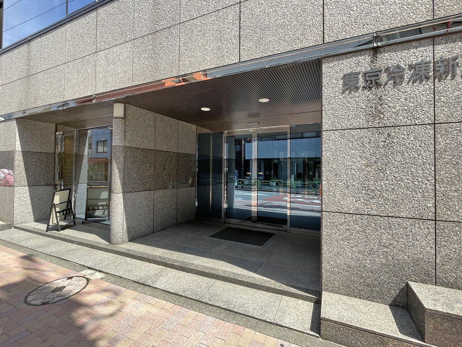 オフィスビル出入口
