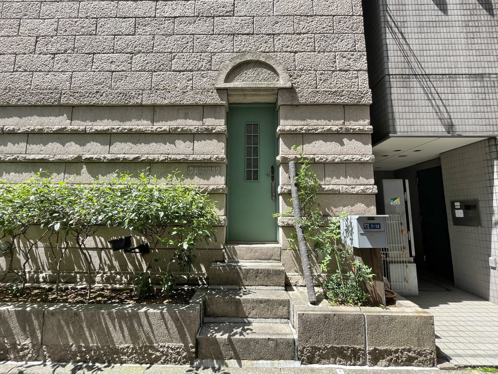 オフィスビル出入口