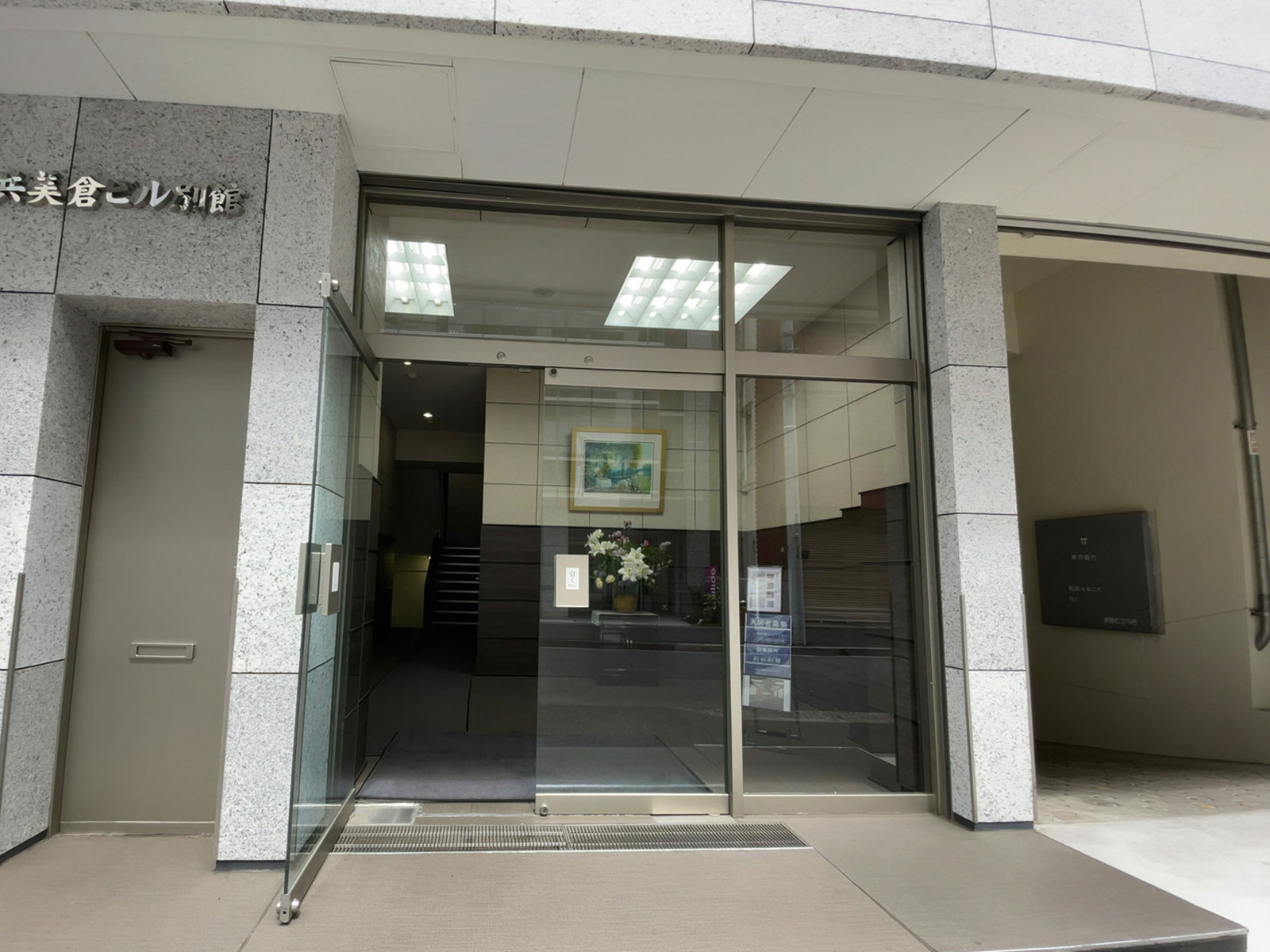 オフィスビル出入口