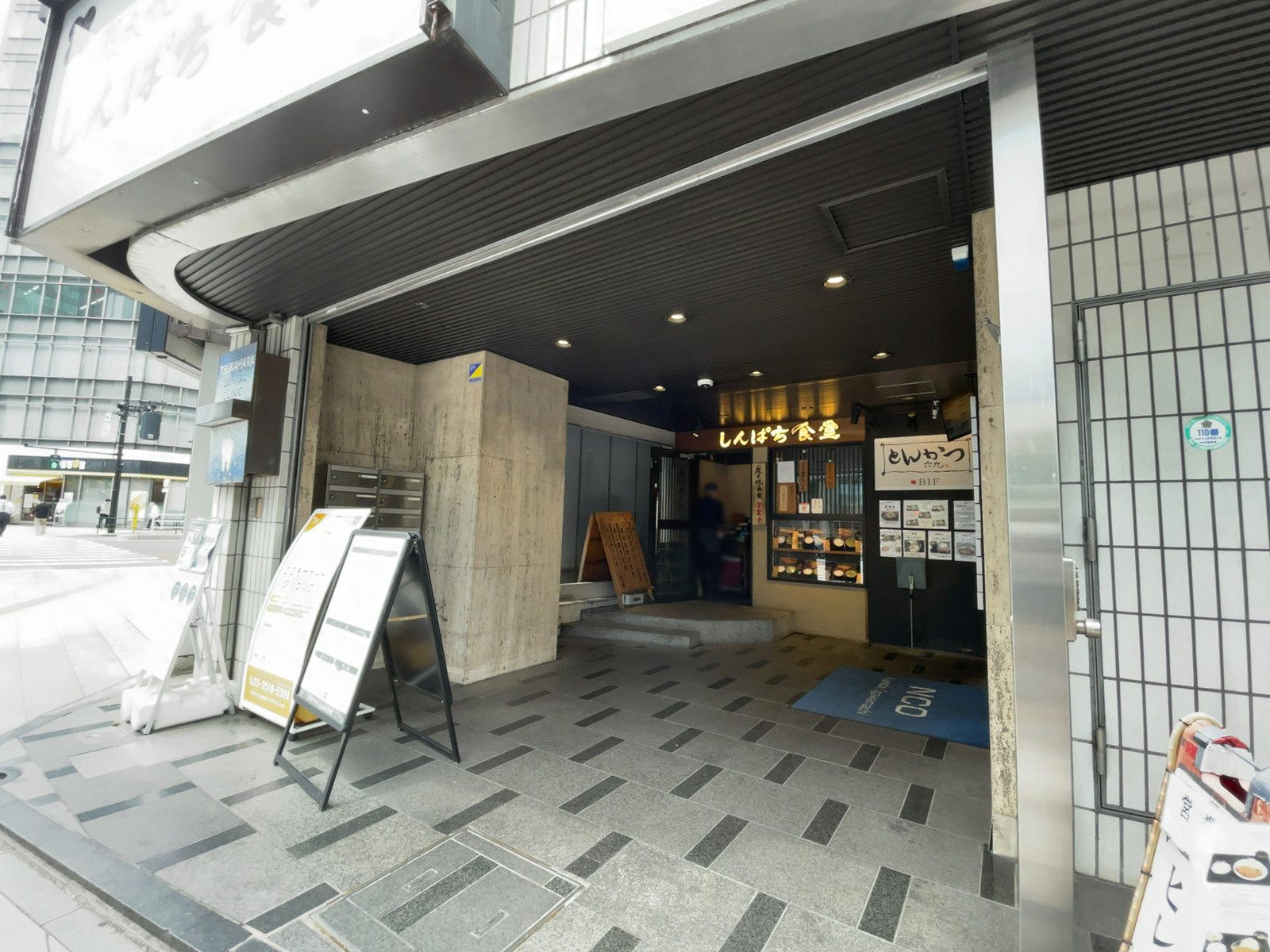 オフィスビル出入口