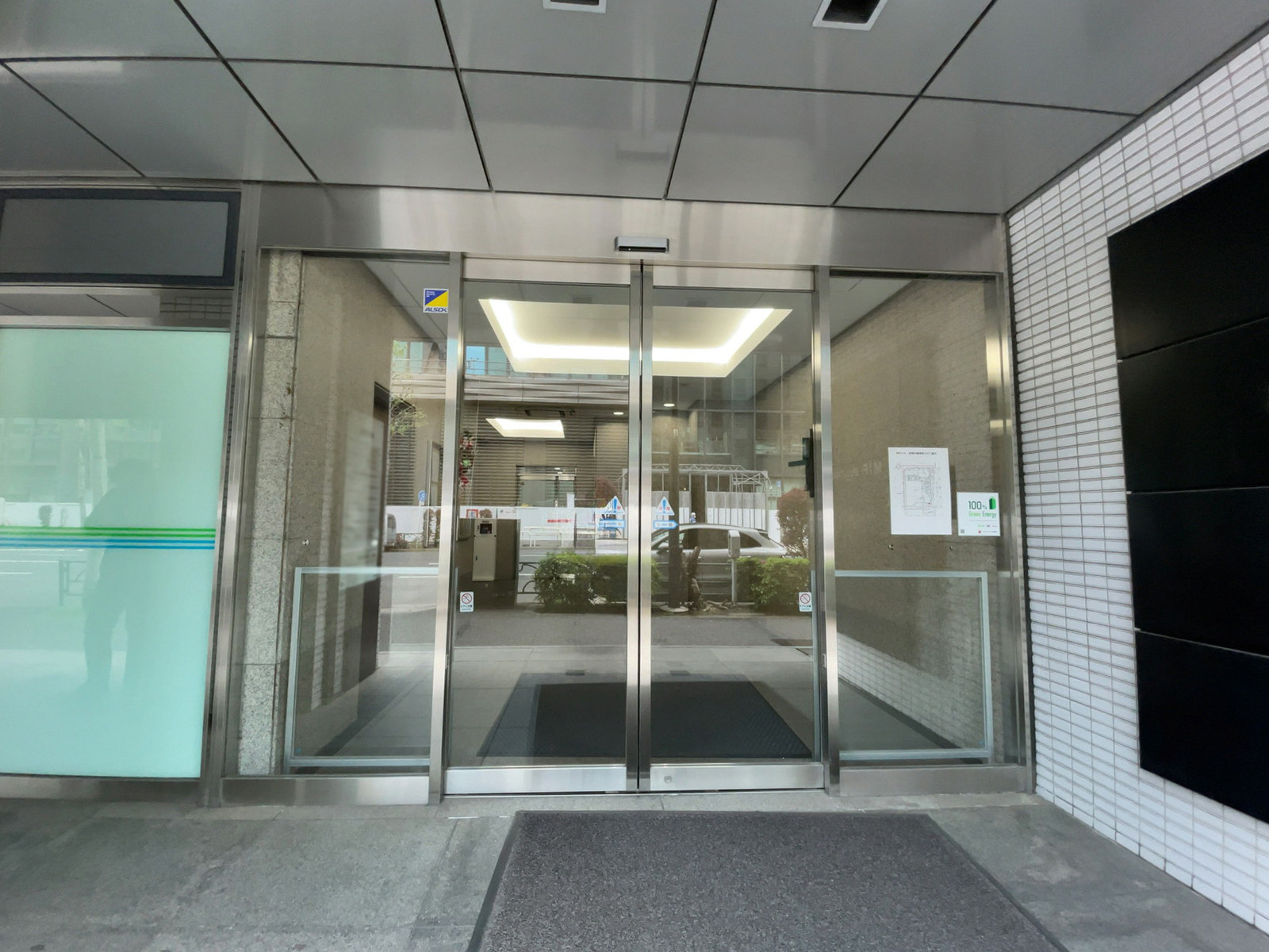 オフィスビル出入口