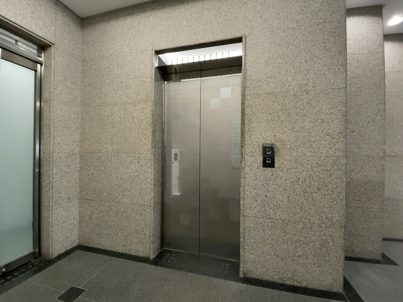 エレベーター(1基)