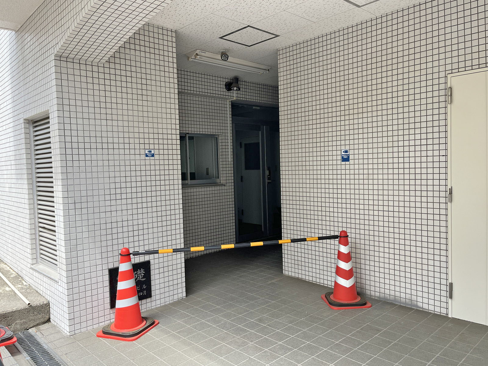 オフィスビル出入口