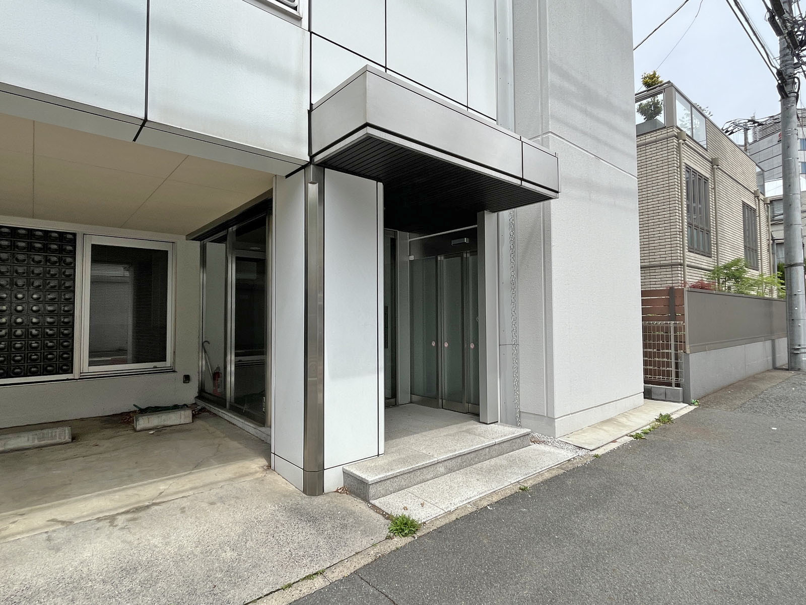 オフィスビル出入口