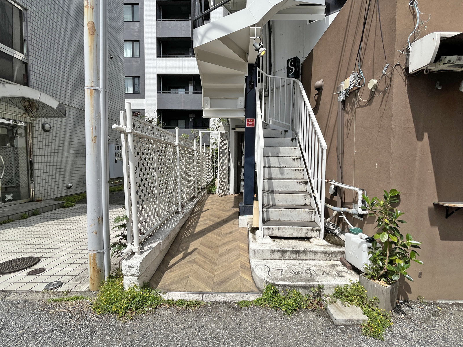 オフィスビル出入口