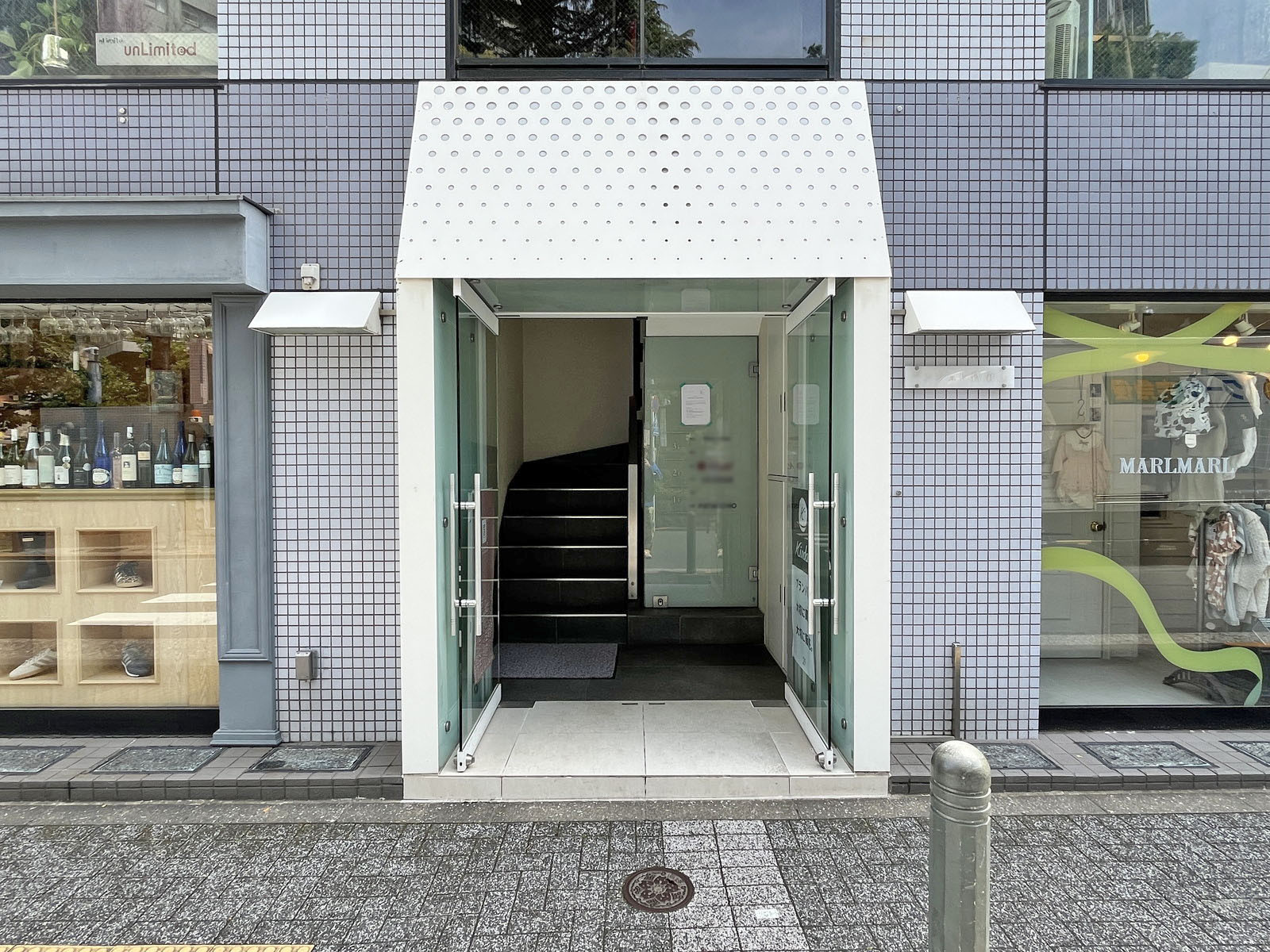 オフィスビル出入口