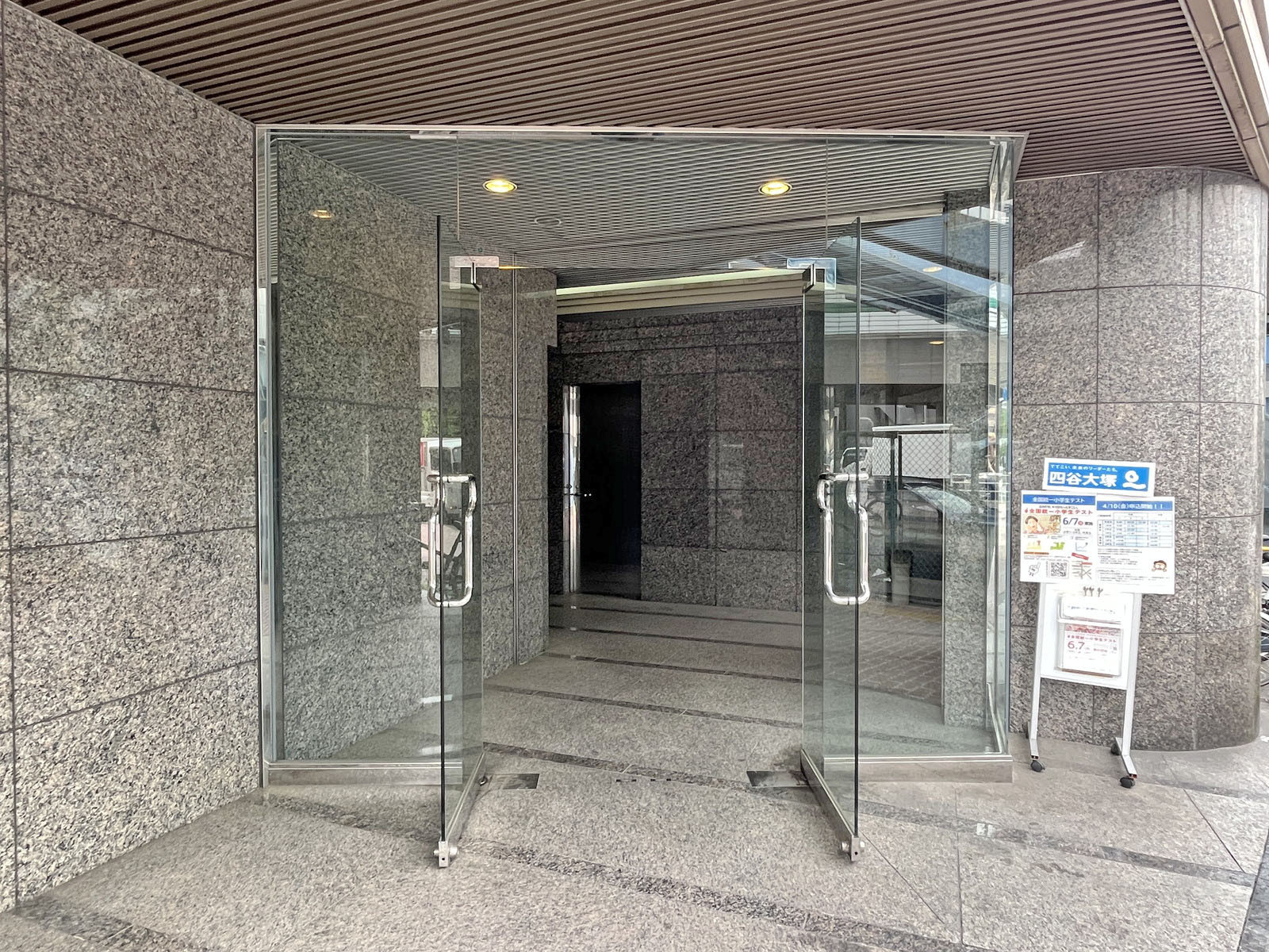 オフィスビル出入口