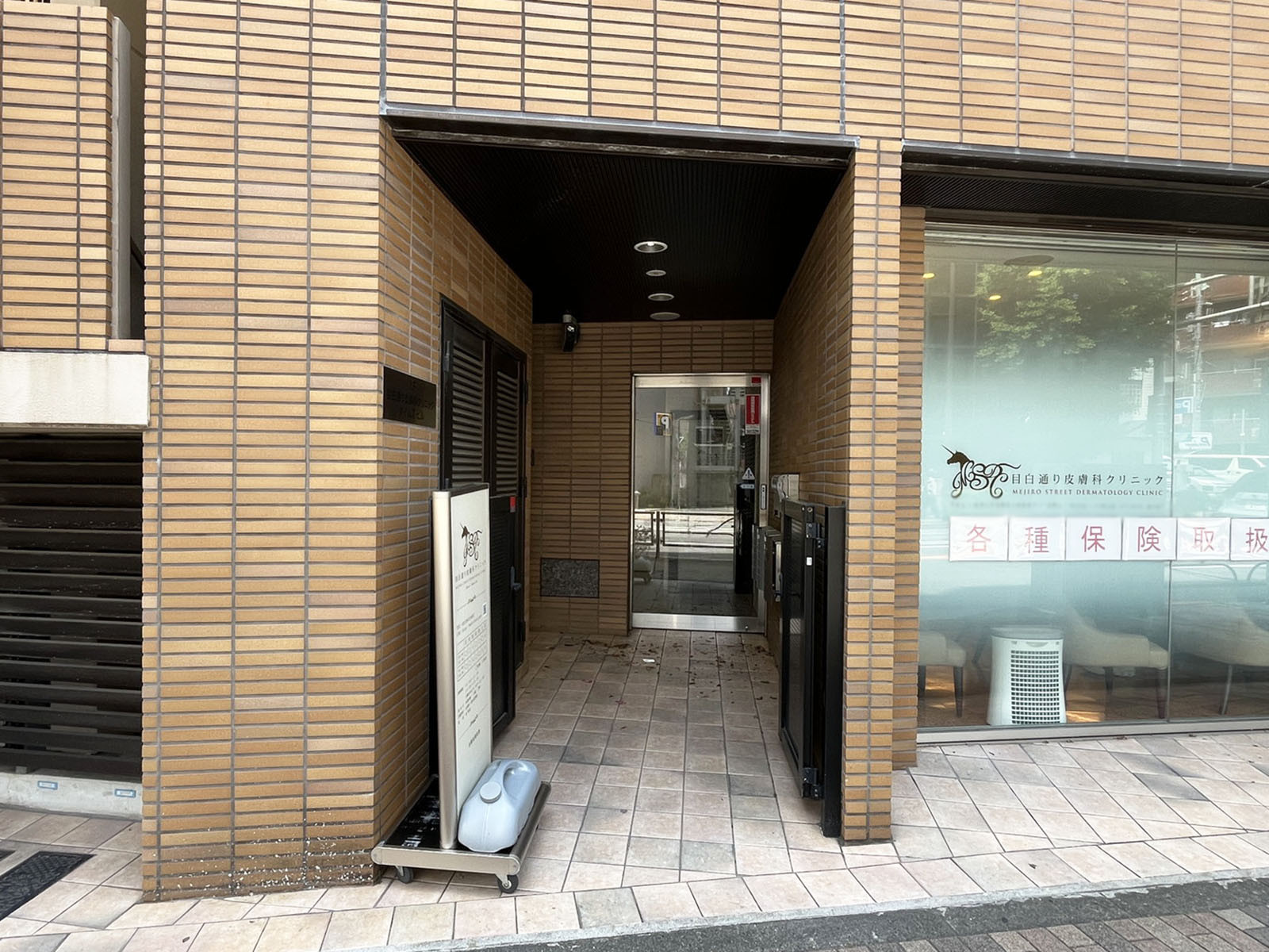 オフィスビル出入口