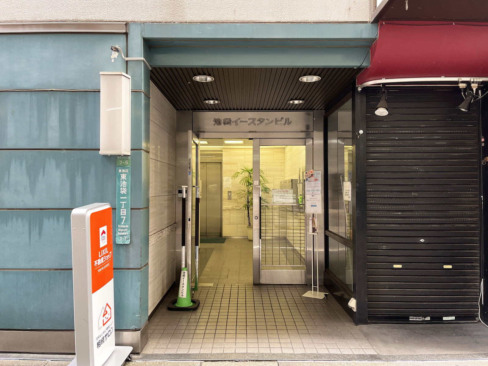 オフィスビル出入口