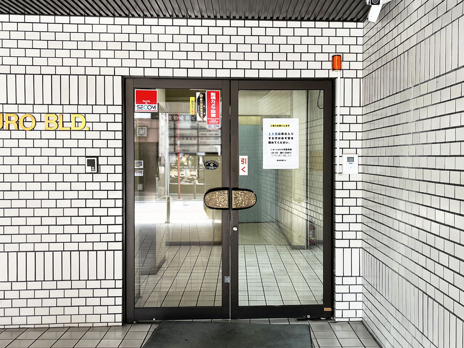 オフィスビル出入口