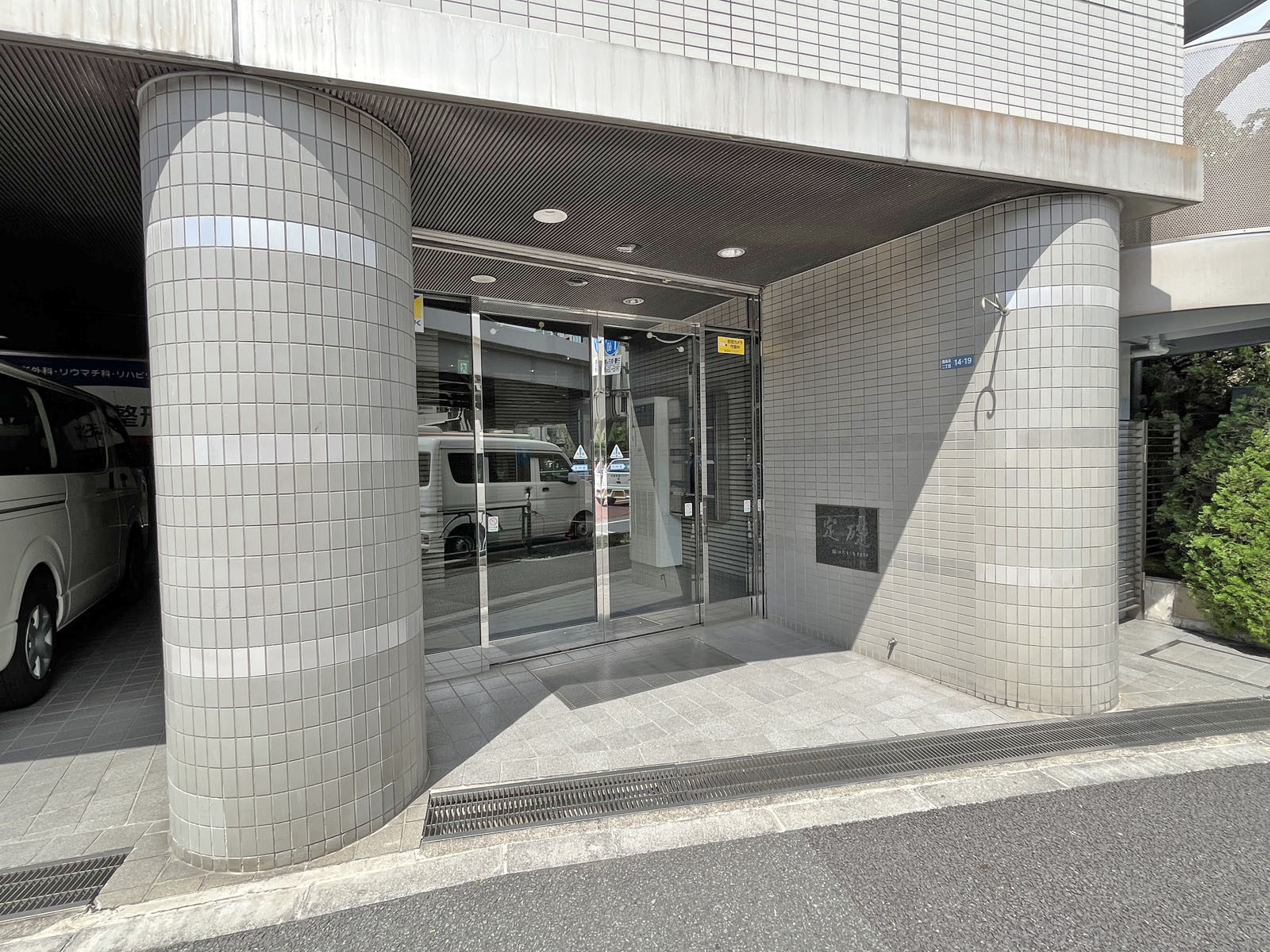 オフィスビル出入口
