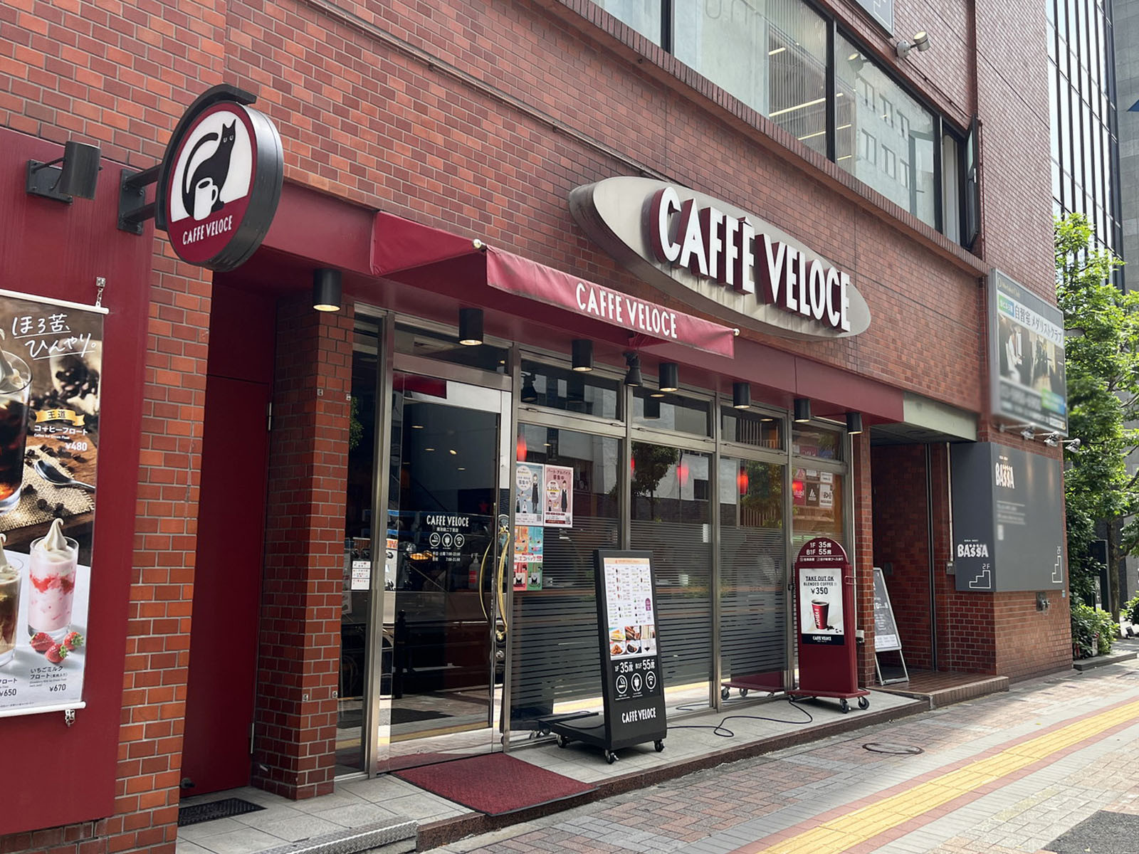 1階のカフェ・ベローチェ 南池袋二丁目店