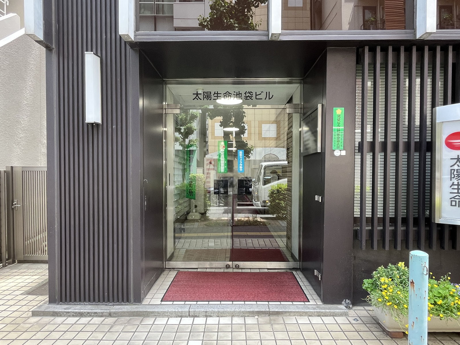 オフィスビル出入口