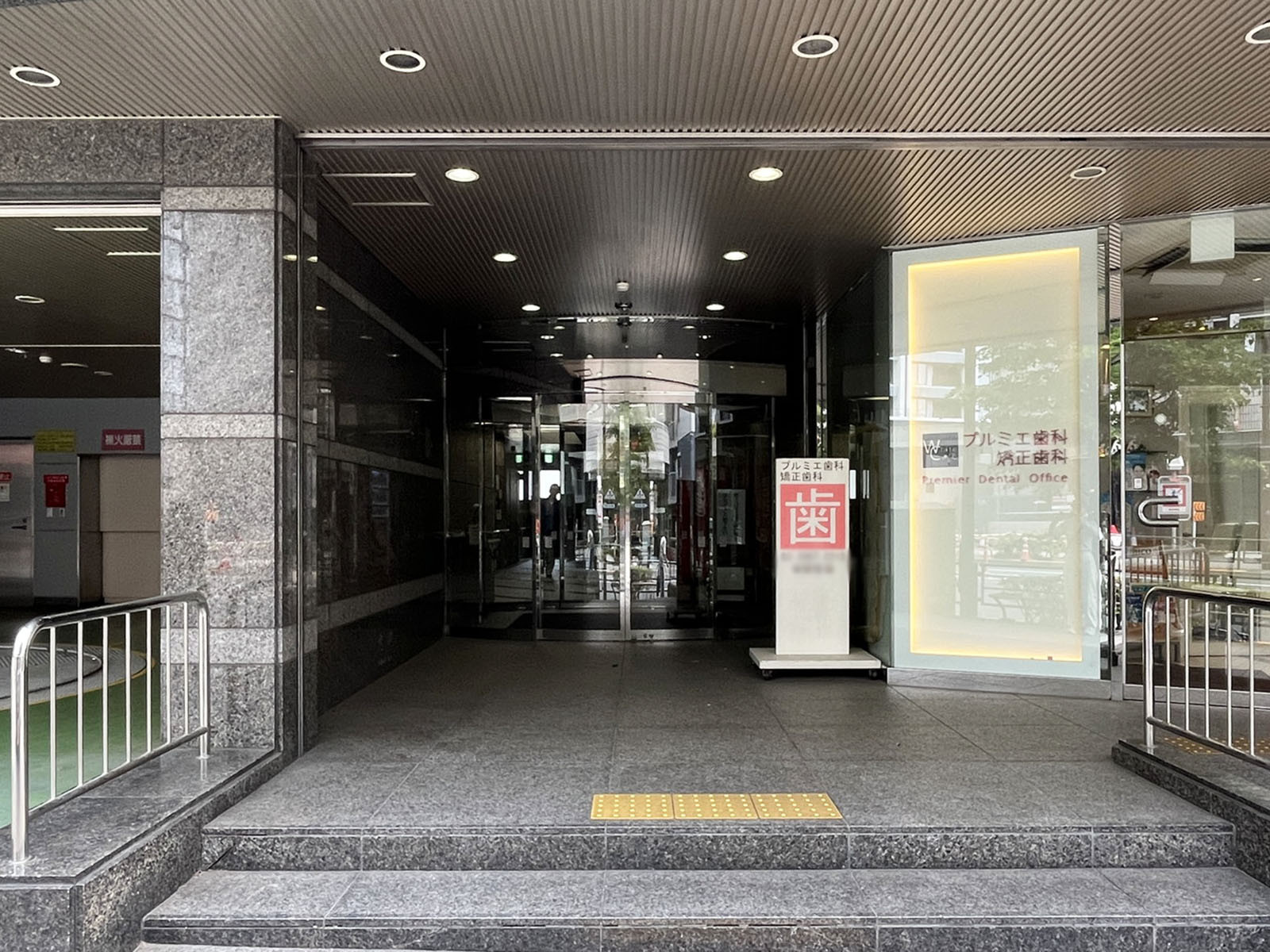 オフィスビル出入口