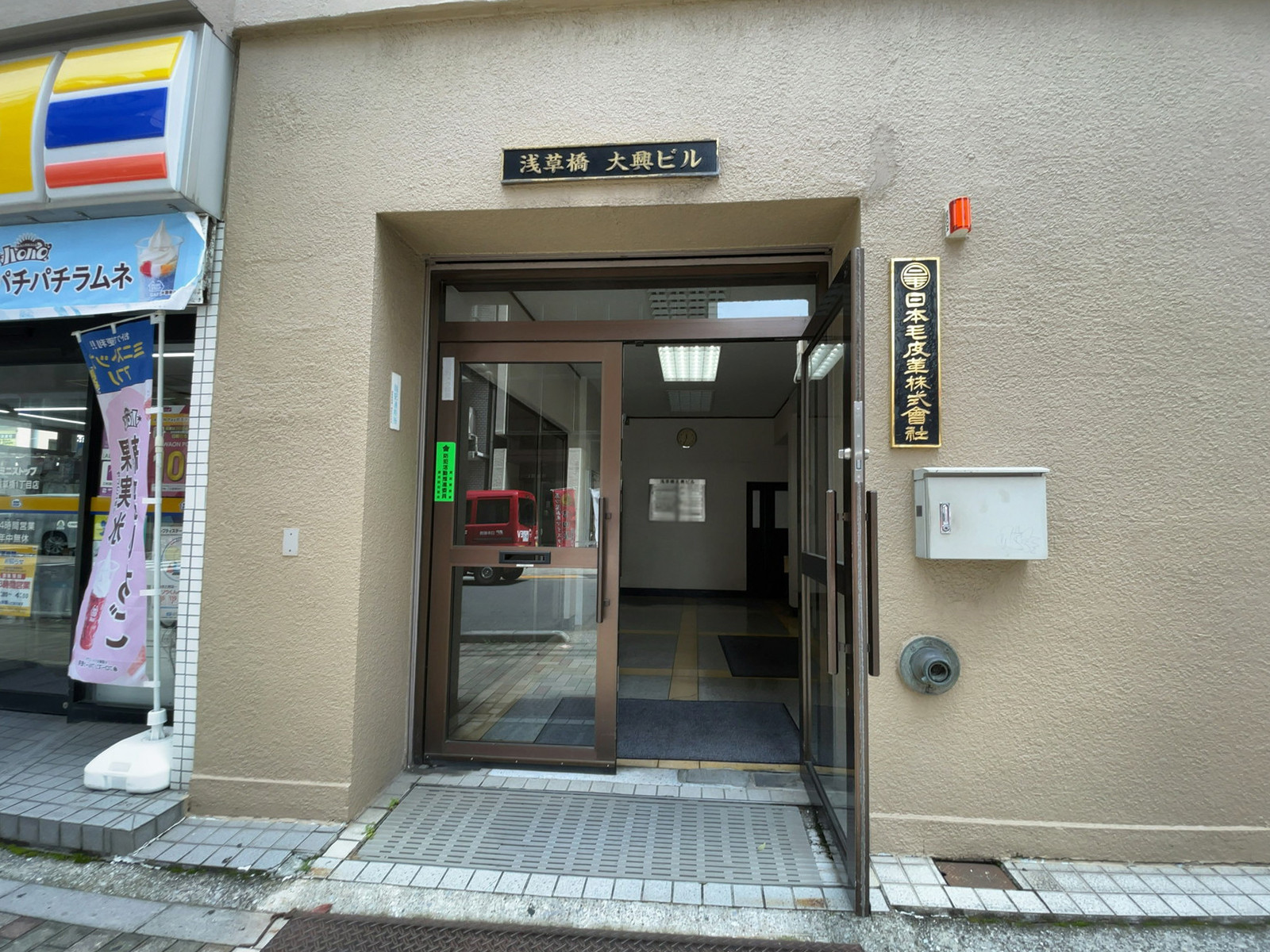 オフィスビル出入口