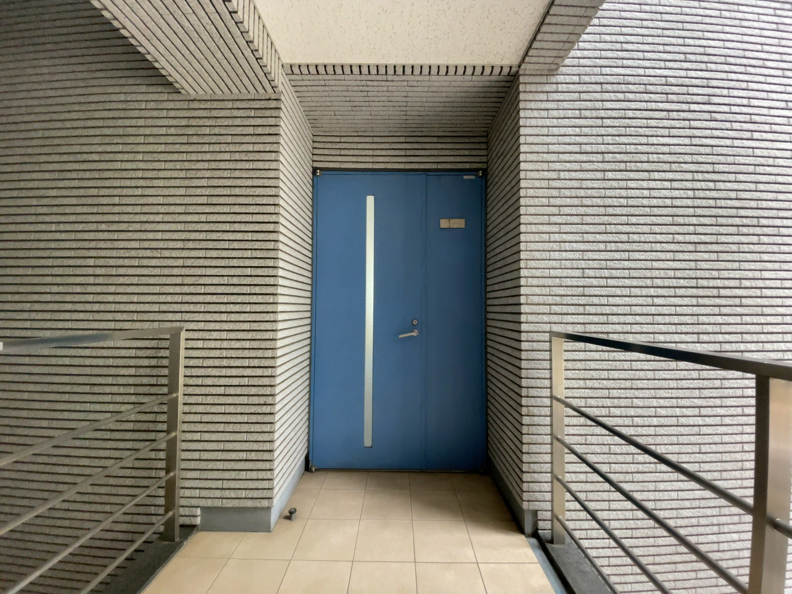 2階テナント出入り口
