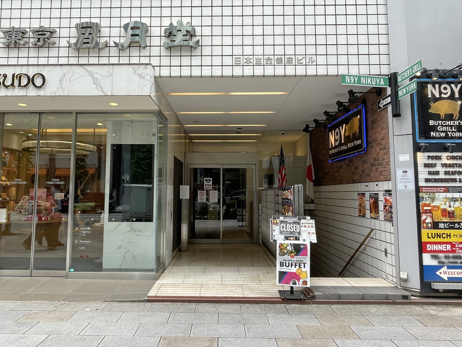 オフィスビル出入口