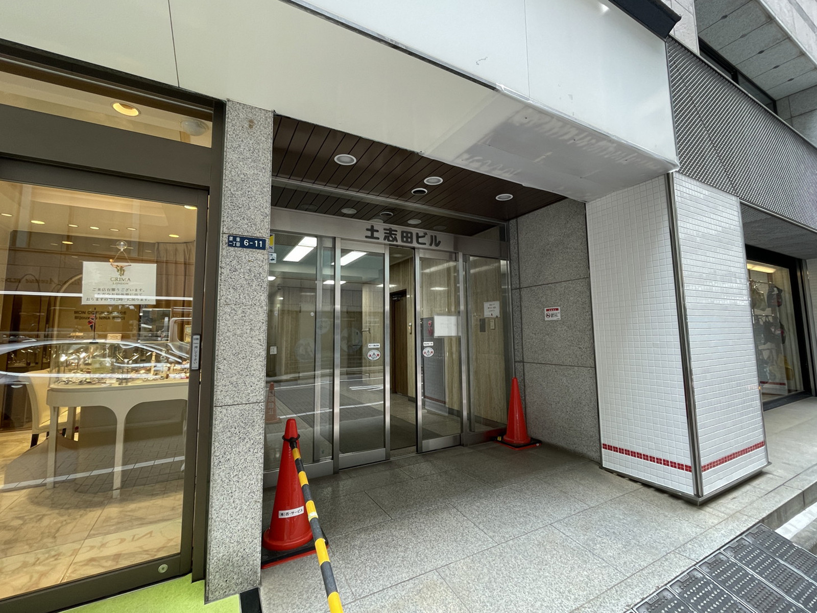 オフィスビル出入口