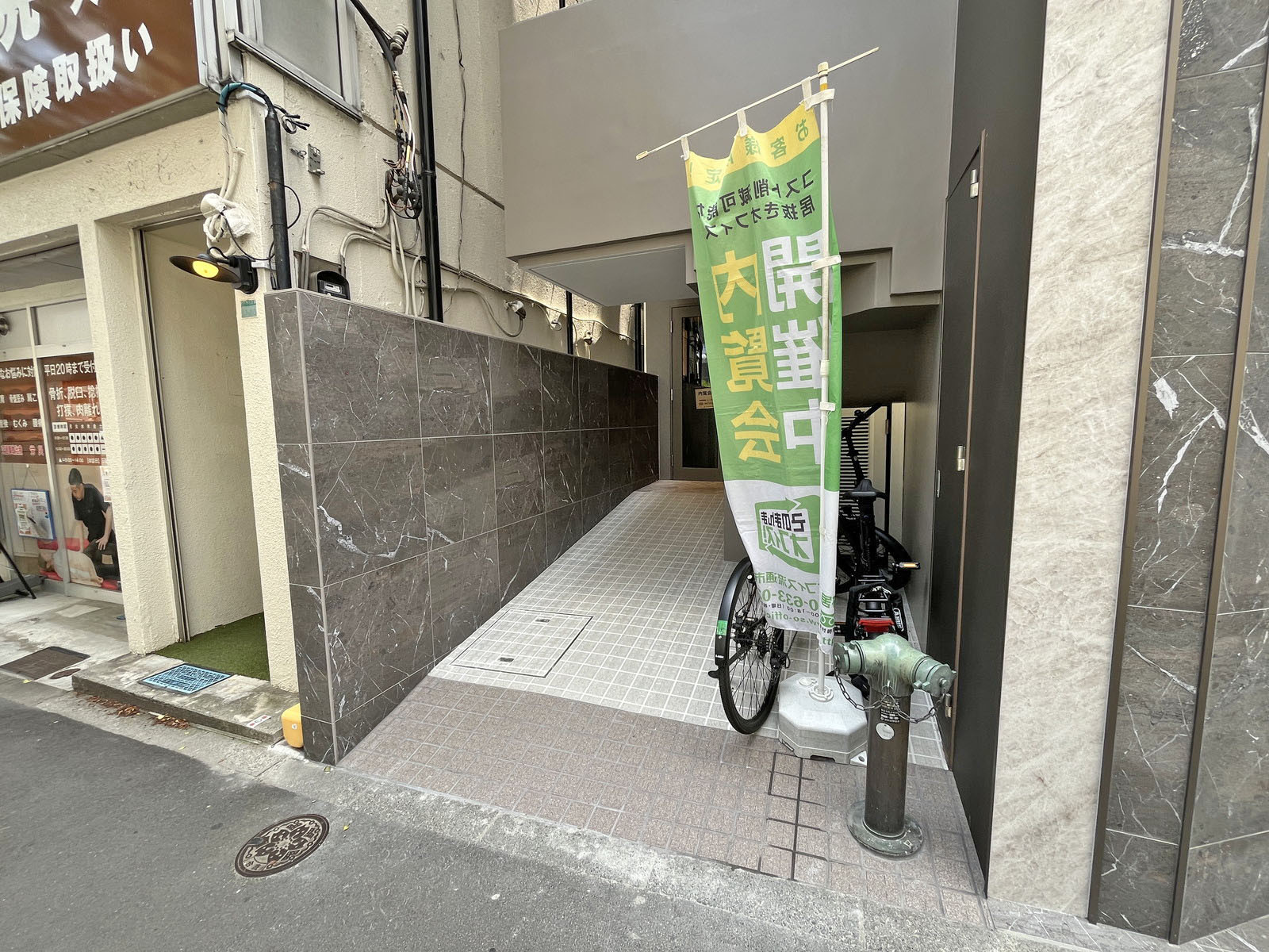 オフィスビル出入口