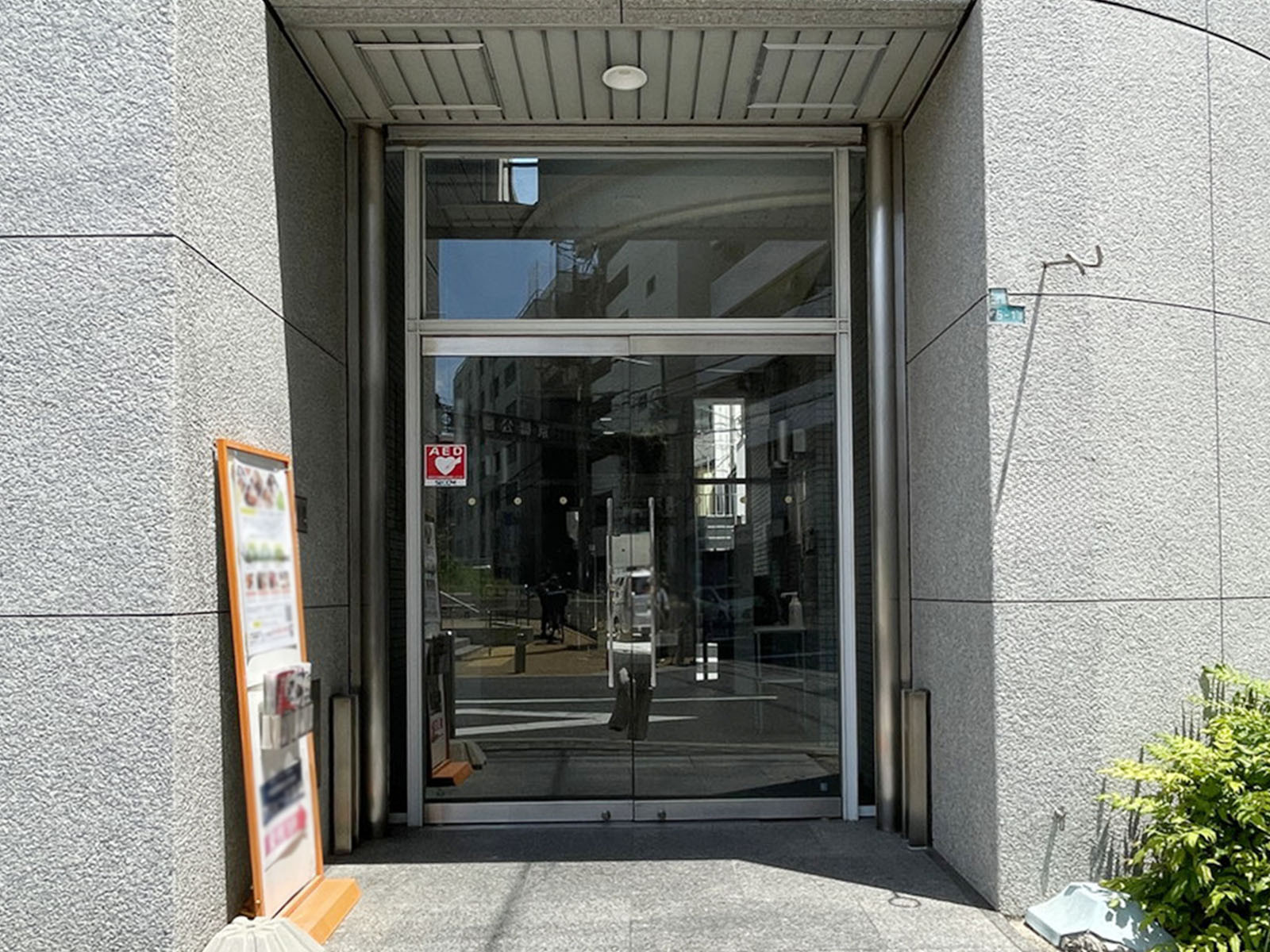 オフィスビル出入口
