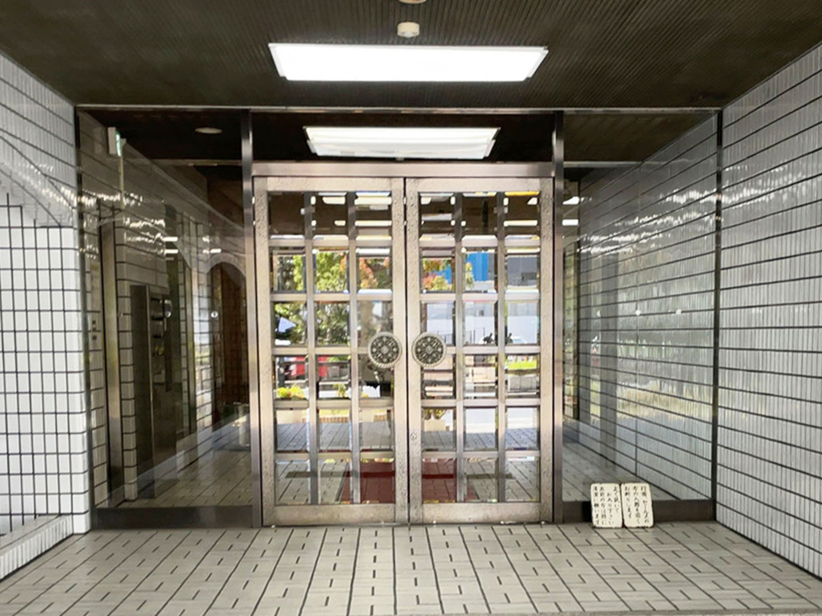 オフィスビル出入口