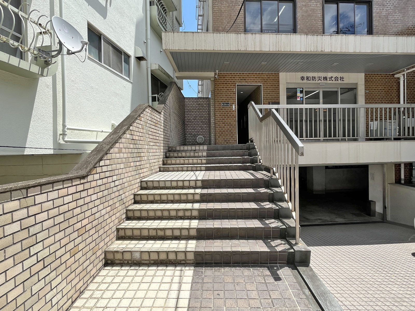 オフィスビル出入口