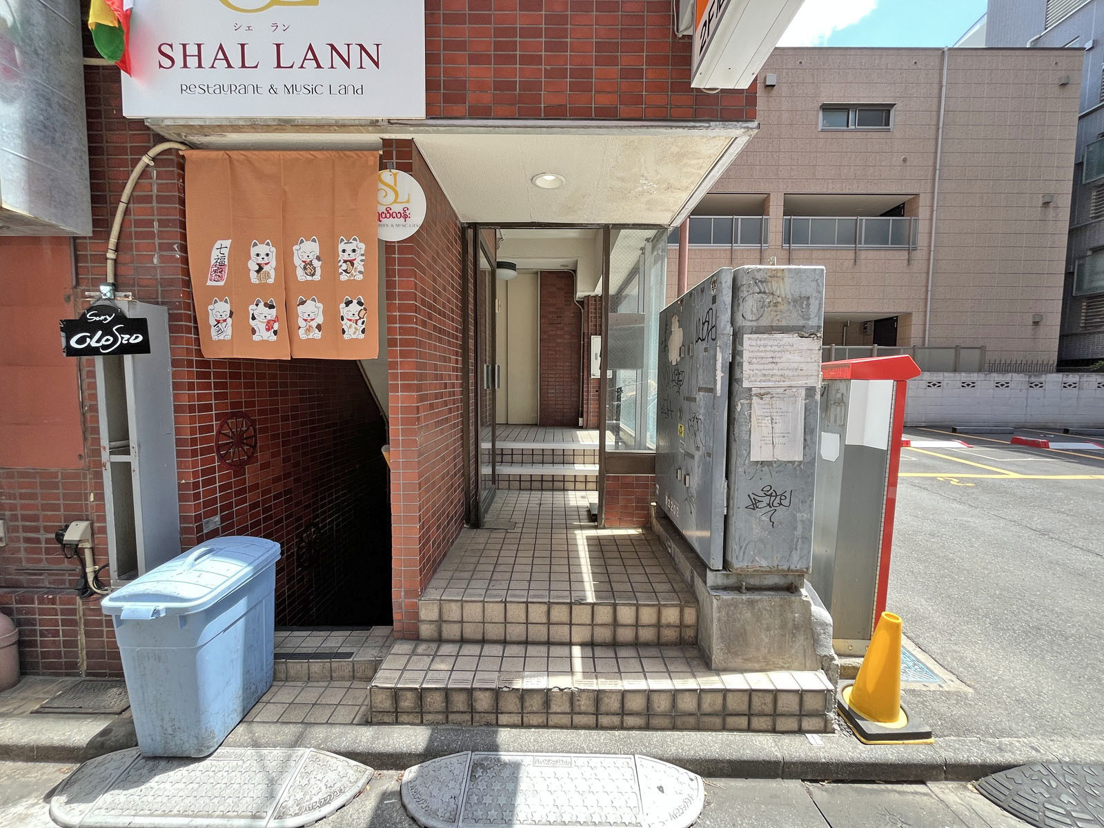 オフィスビル出入口