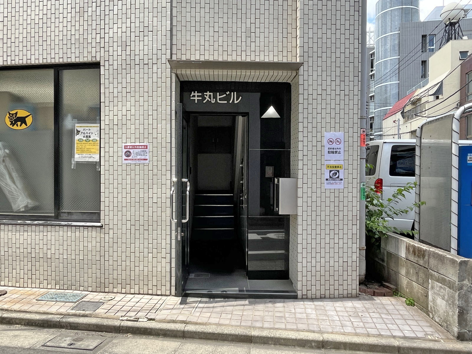 オフィスビル出入口