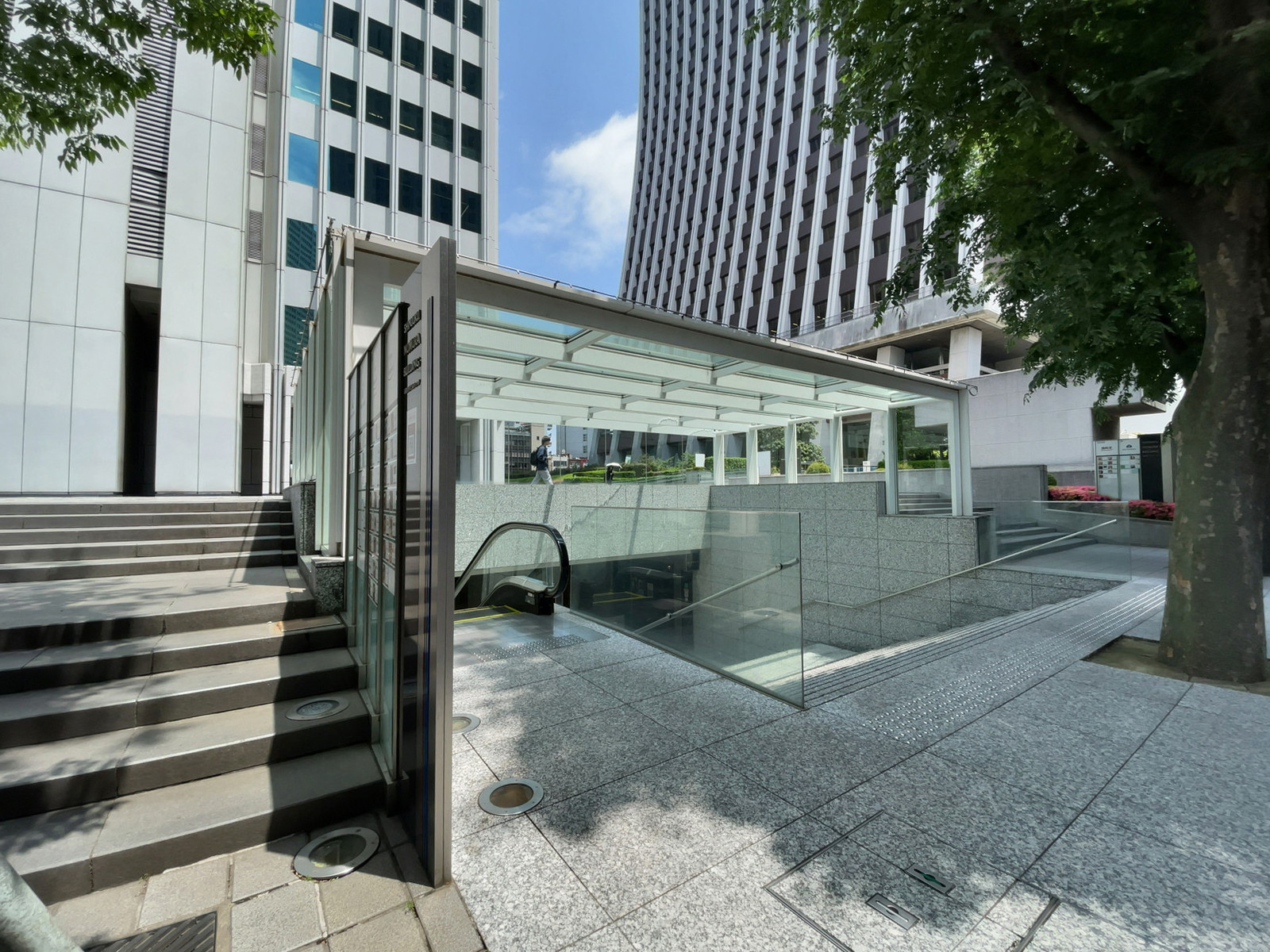 地下には飲食店や店舗が入居