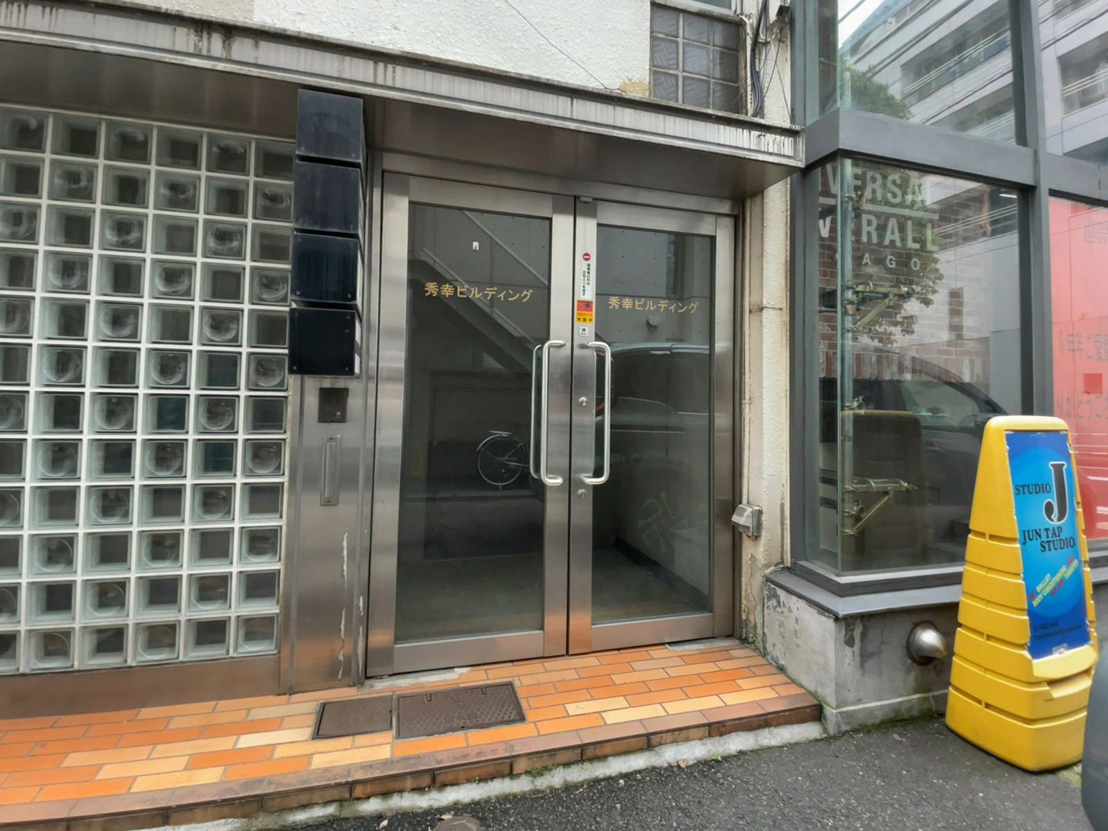 オフィスビル出入口