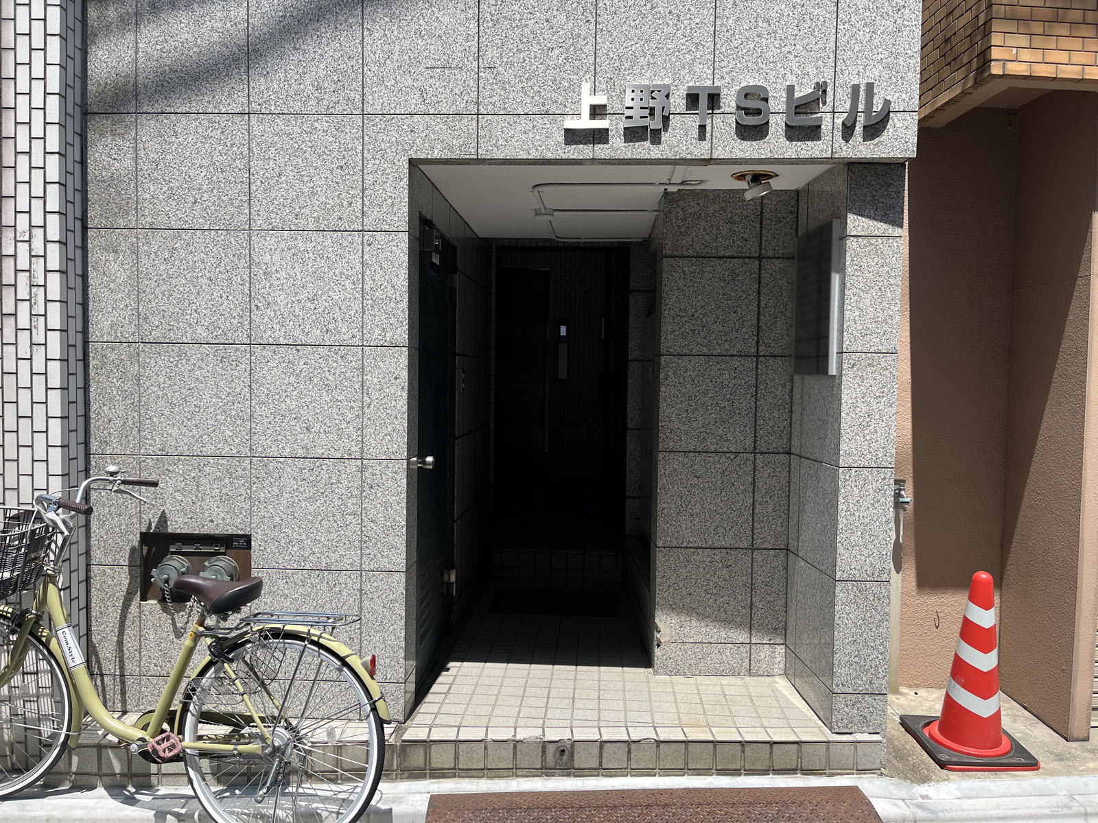 オフィスビル出入口