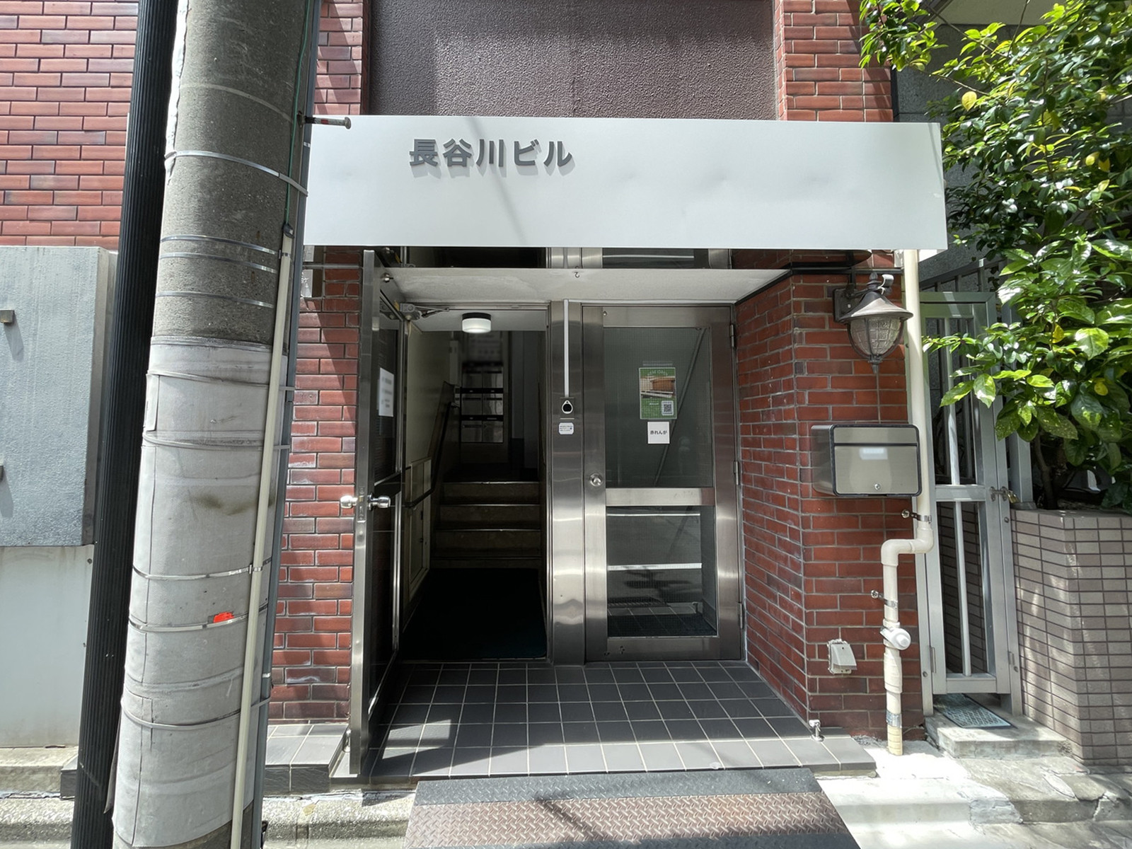 オフィスビル出入口