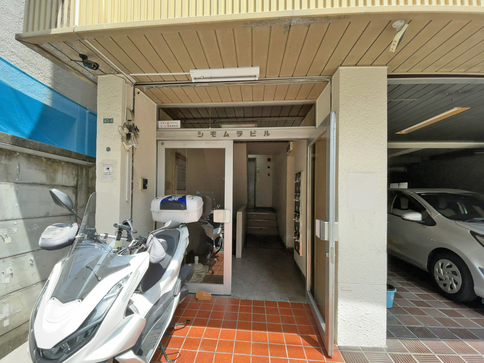 オフィスビル出入口