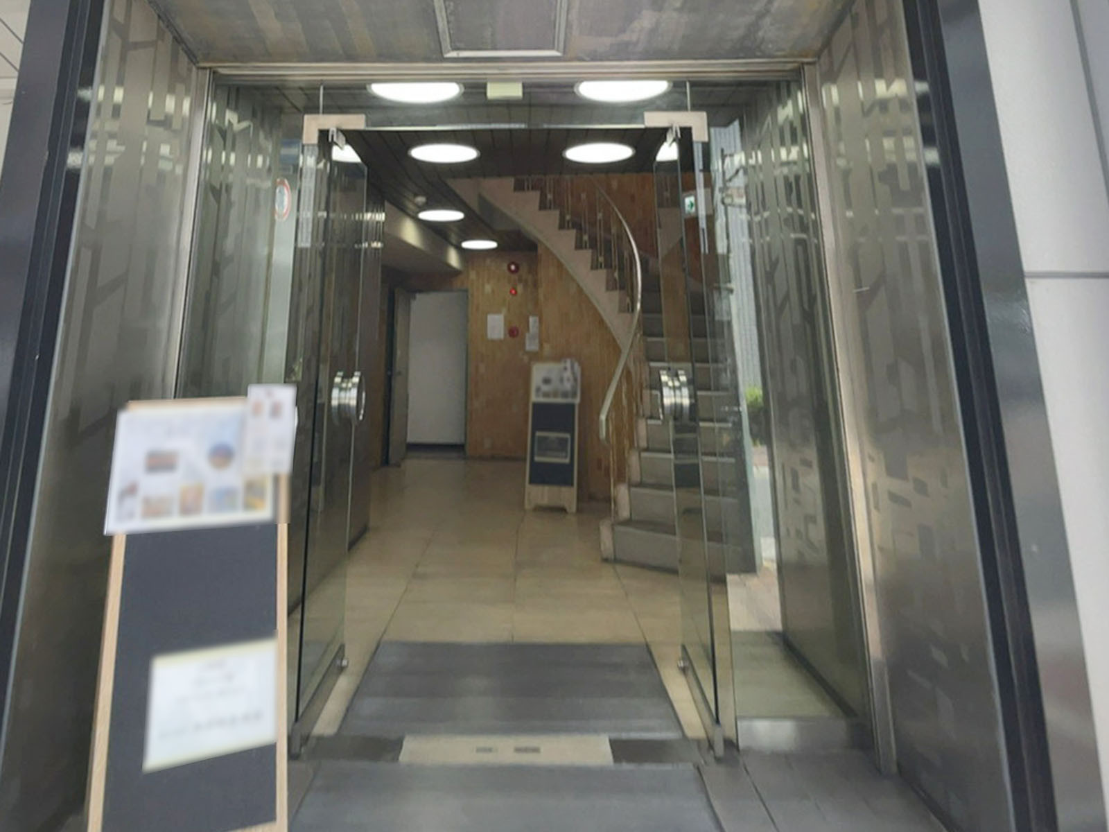 オフィスビル出入口
