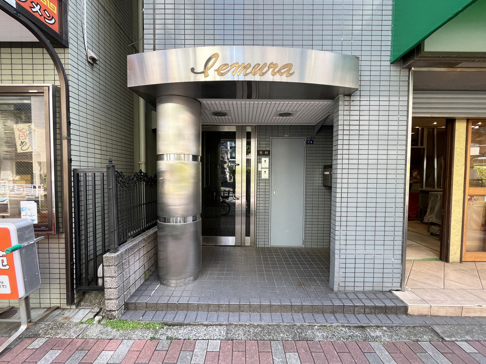 オフィスビル出入口