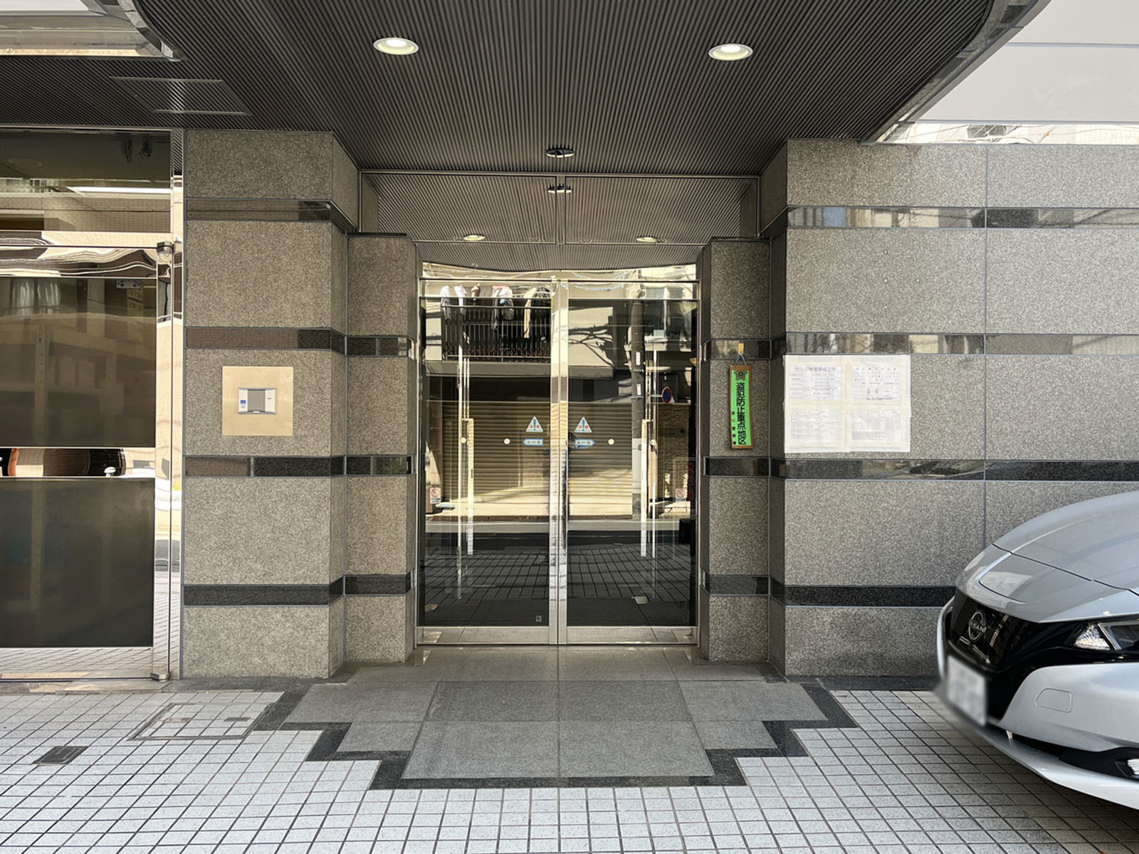 オフィスビル出入口