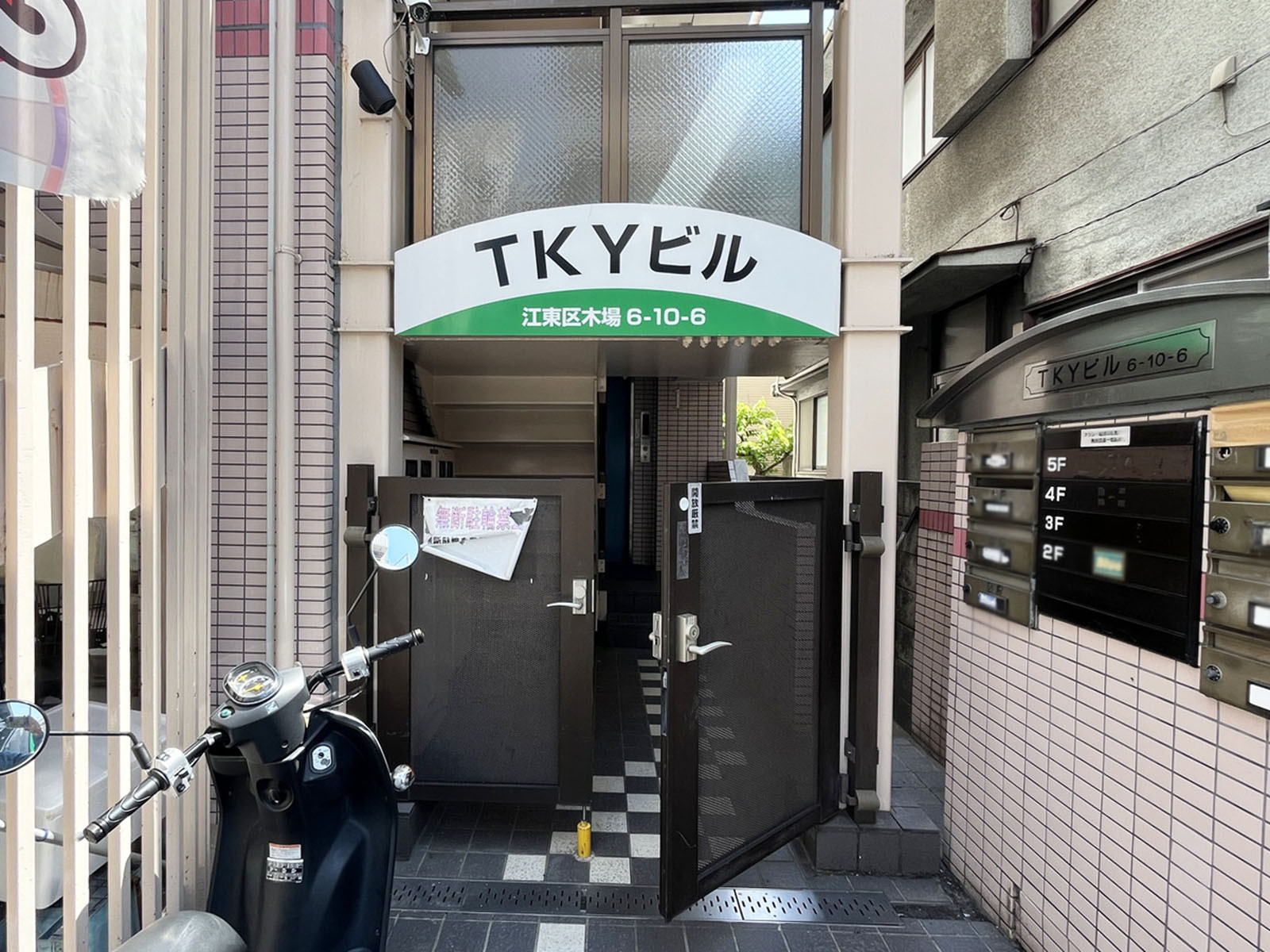 オフィスビル出入口