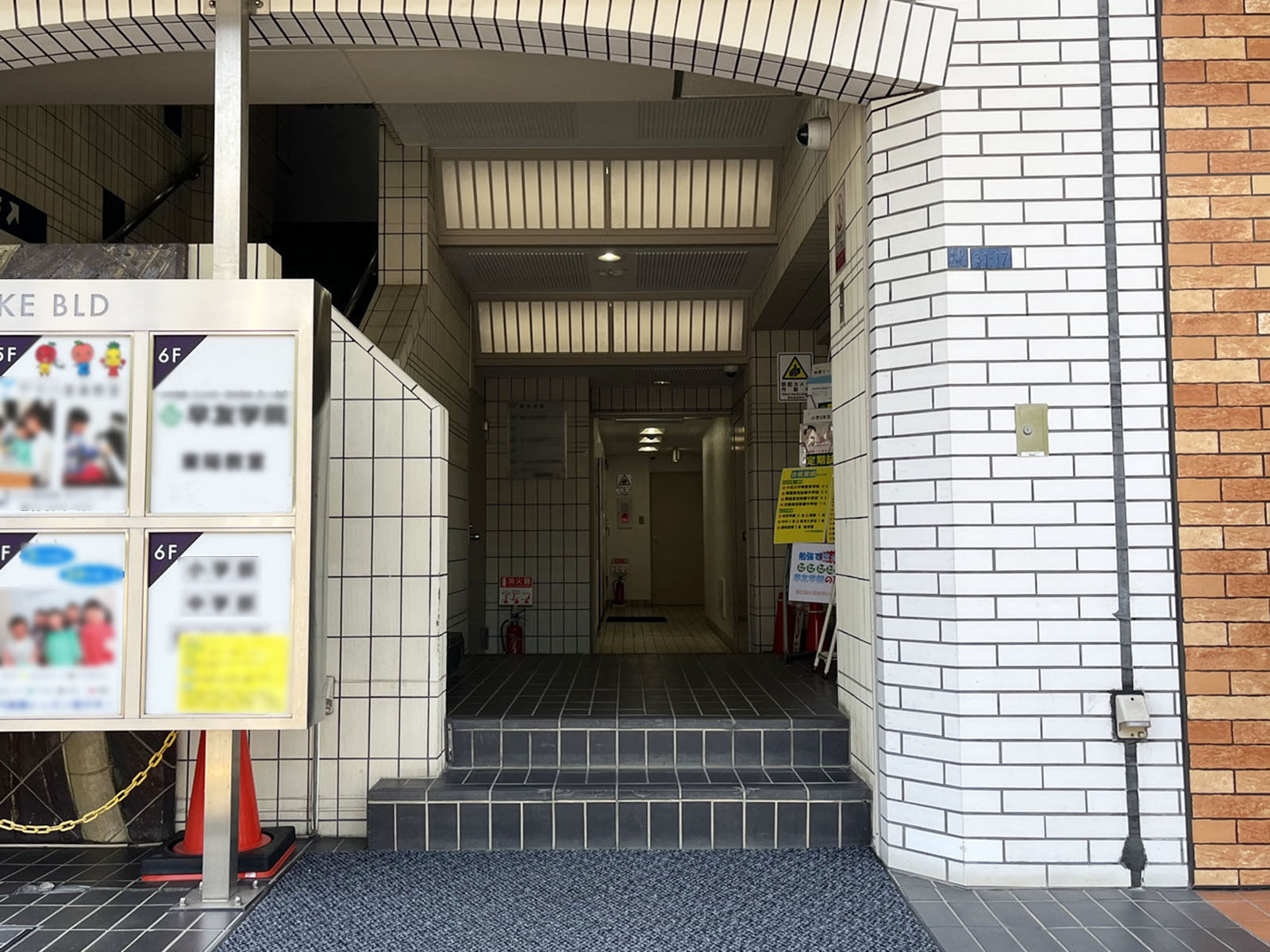 オフィスビル出入口