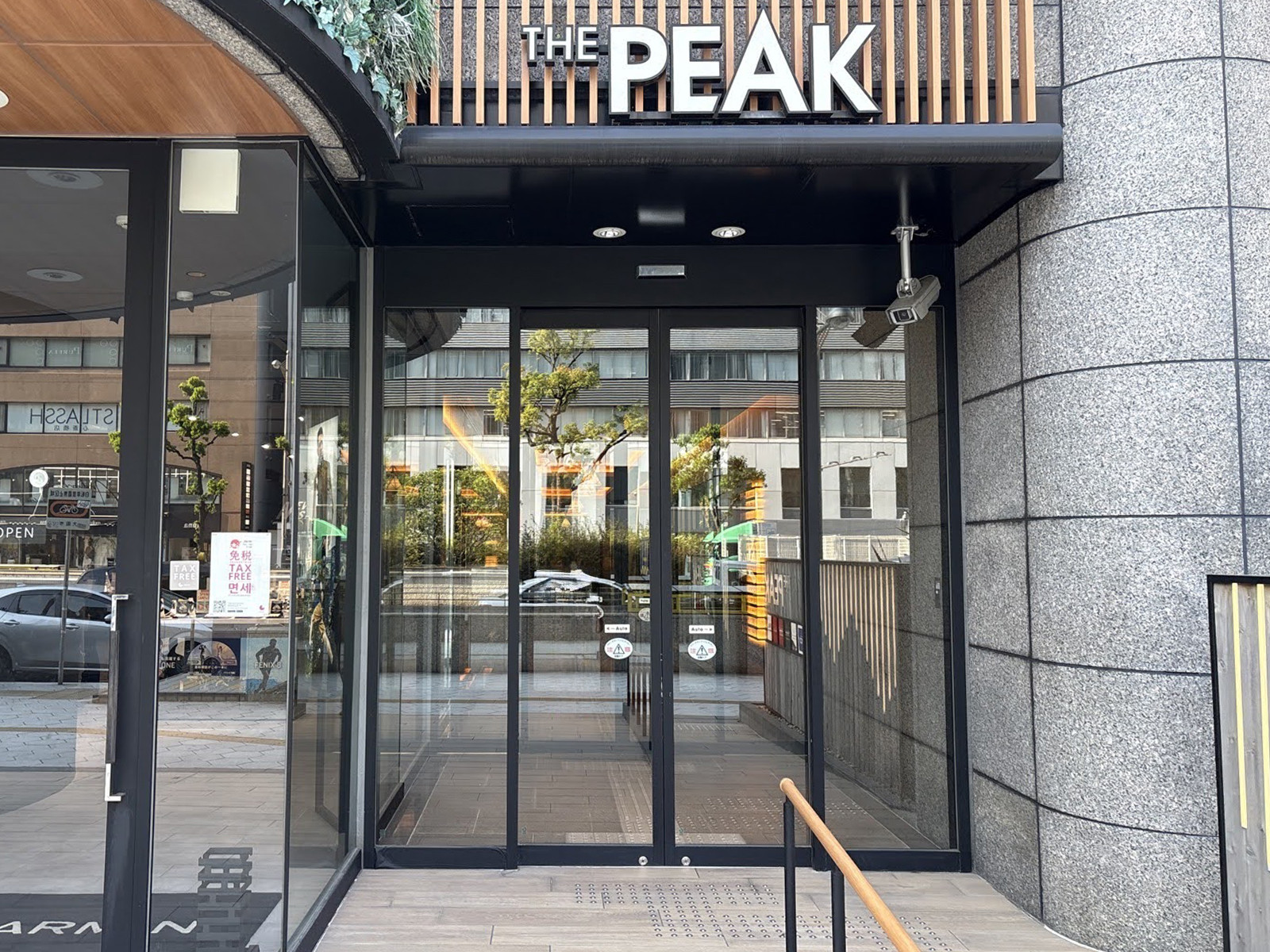 オフィスビル出入口