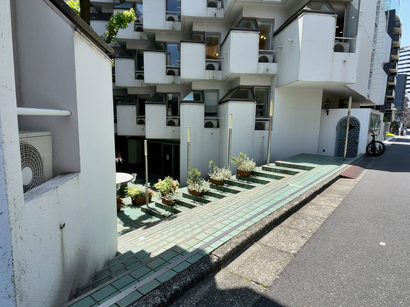 出入り口前の階段