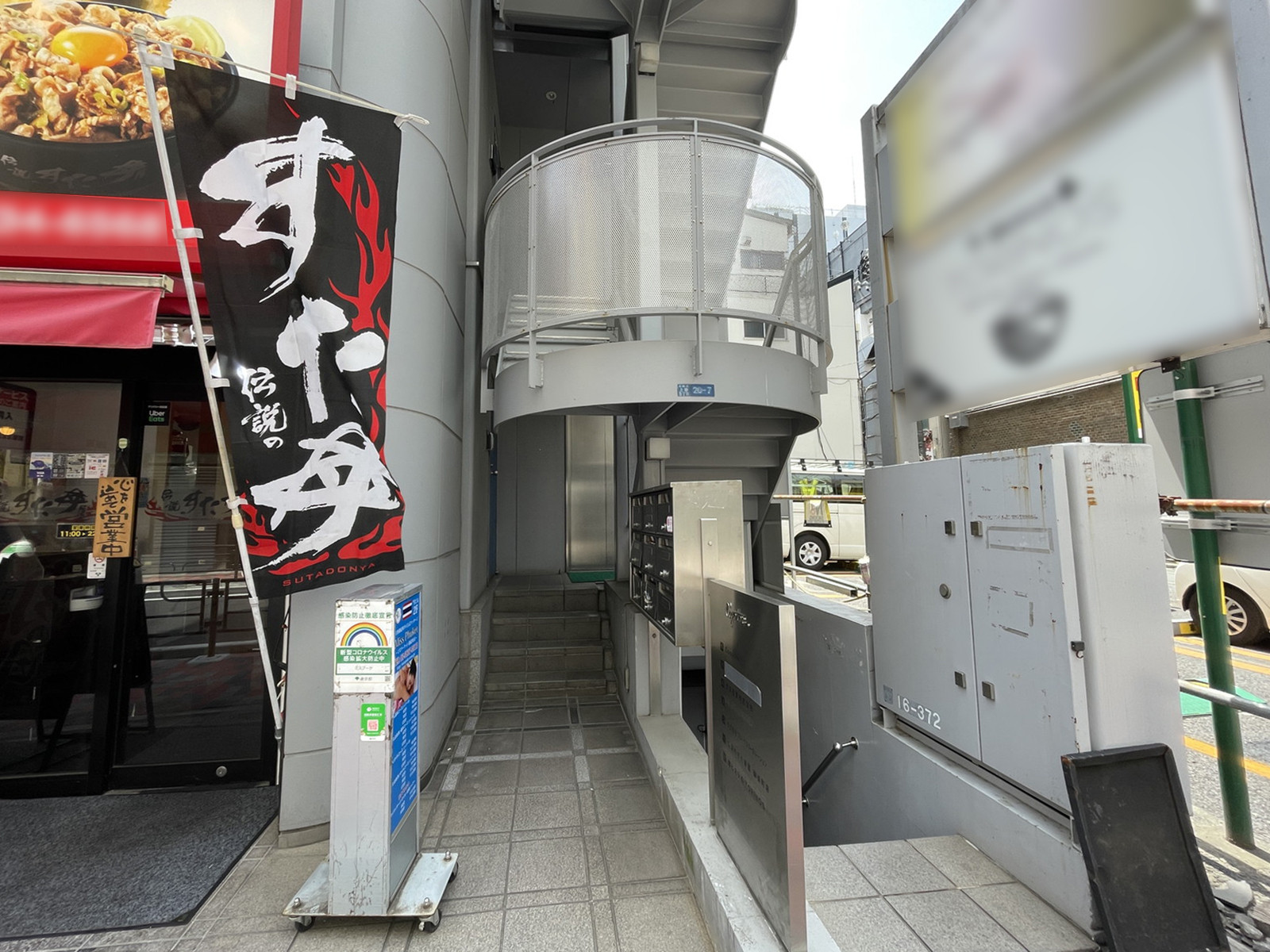 オフィスビル出入口