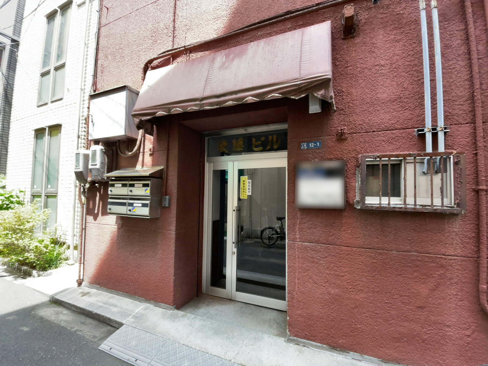 オフィスビル出入口